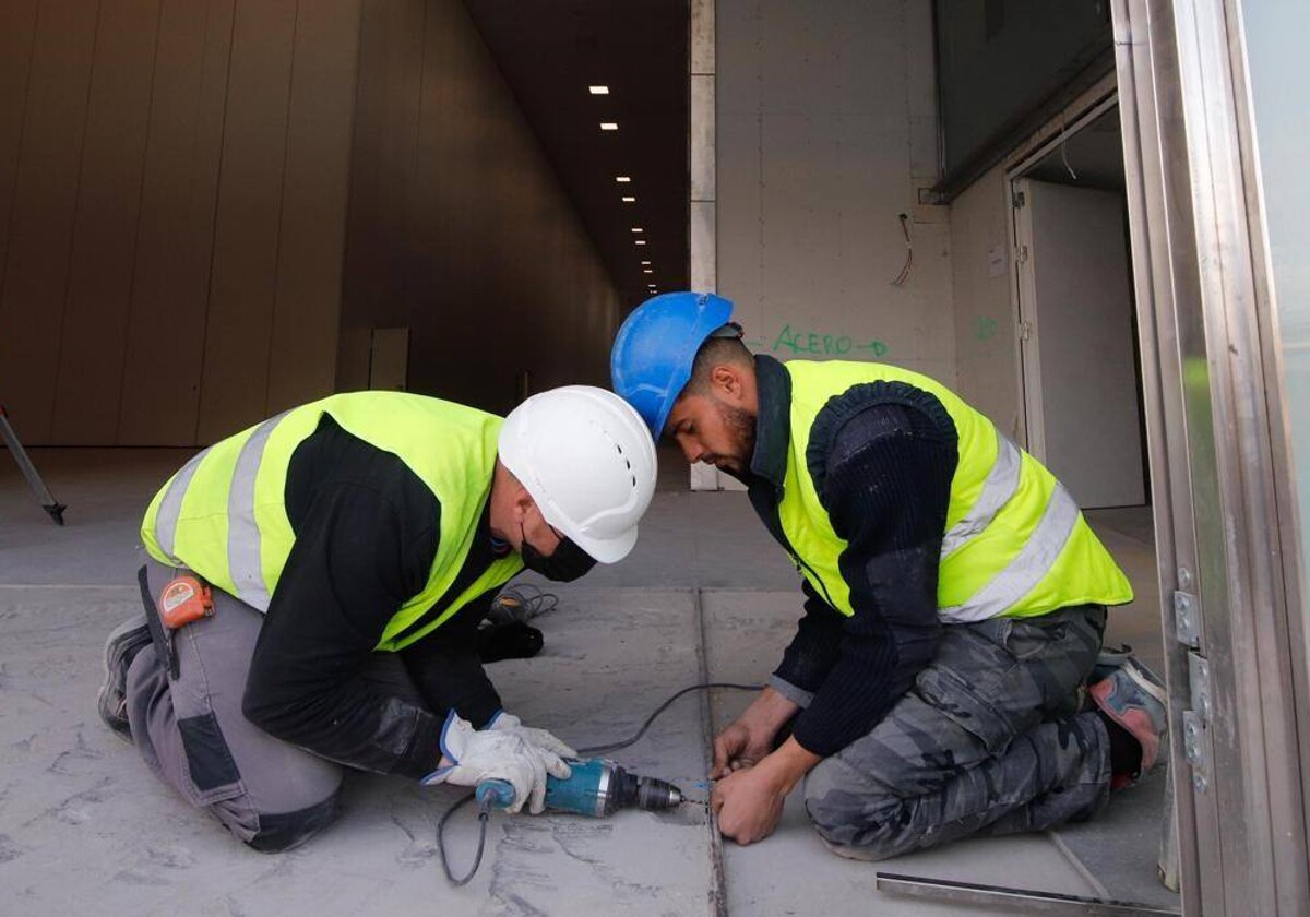 Dos trabajadores de la construcción, sector donde también ha subido el paro en enero