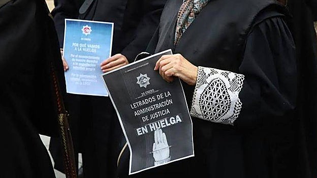 Detalle de los carteles de los letrados de Justicia durante una protesta en Córdoba