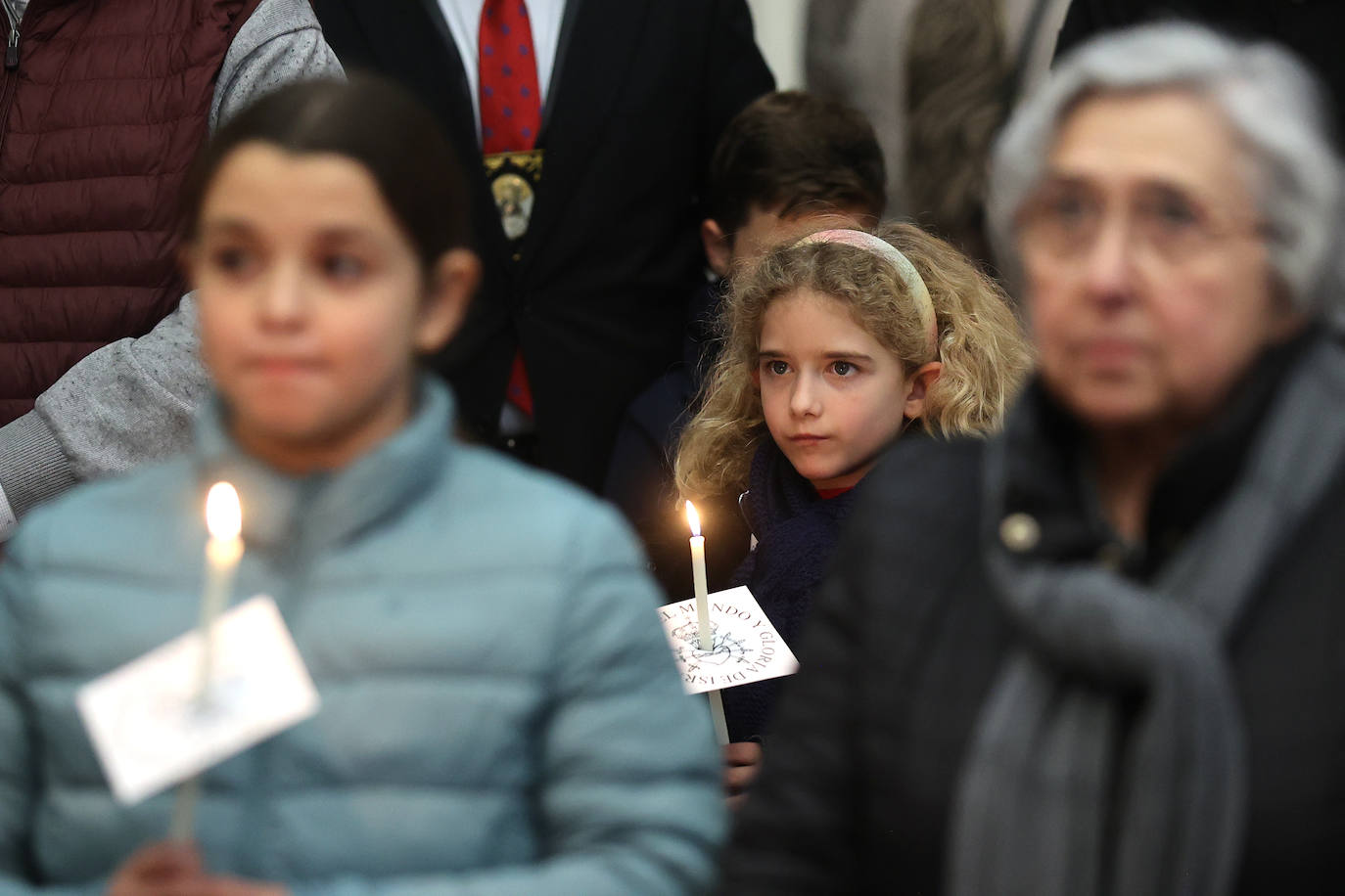 Los niños pasan bajo el manto de la Virgen de los Dolores de Córdoba, en imágenes