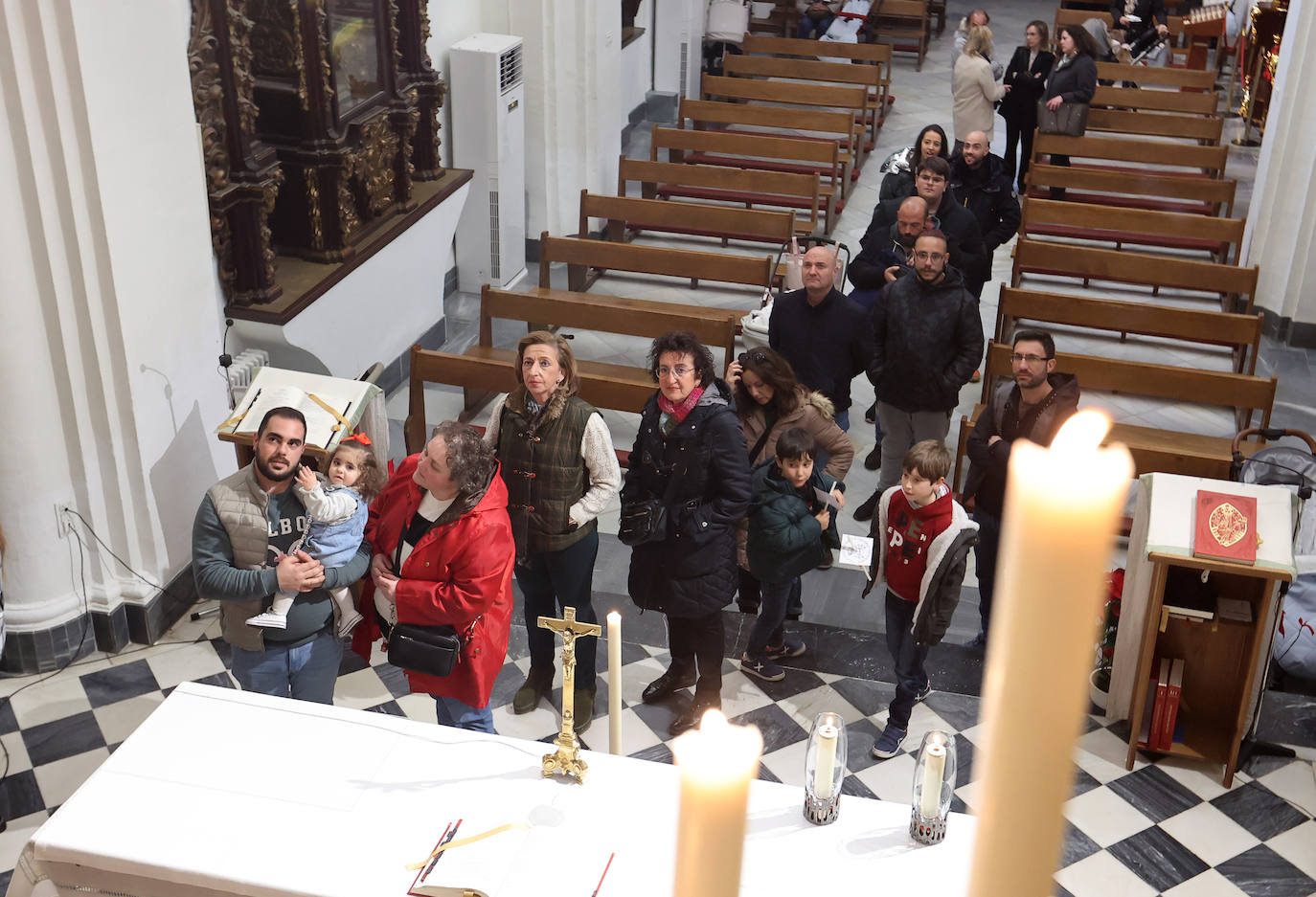 Los niños pasan bajo el manto de la Virgen de los Dolores de Córdoba, en imágenes