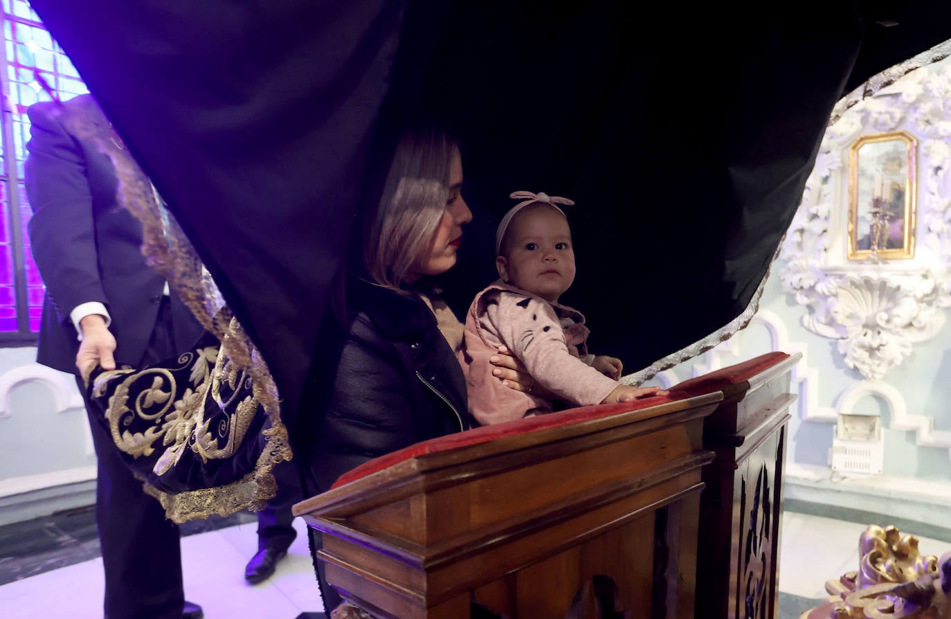 Los niños pasan bajo el manto de la Virgen de los Dolores de Córdoba, en imágenes