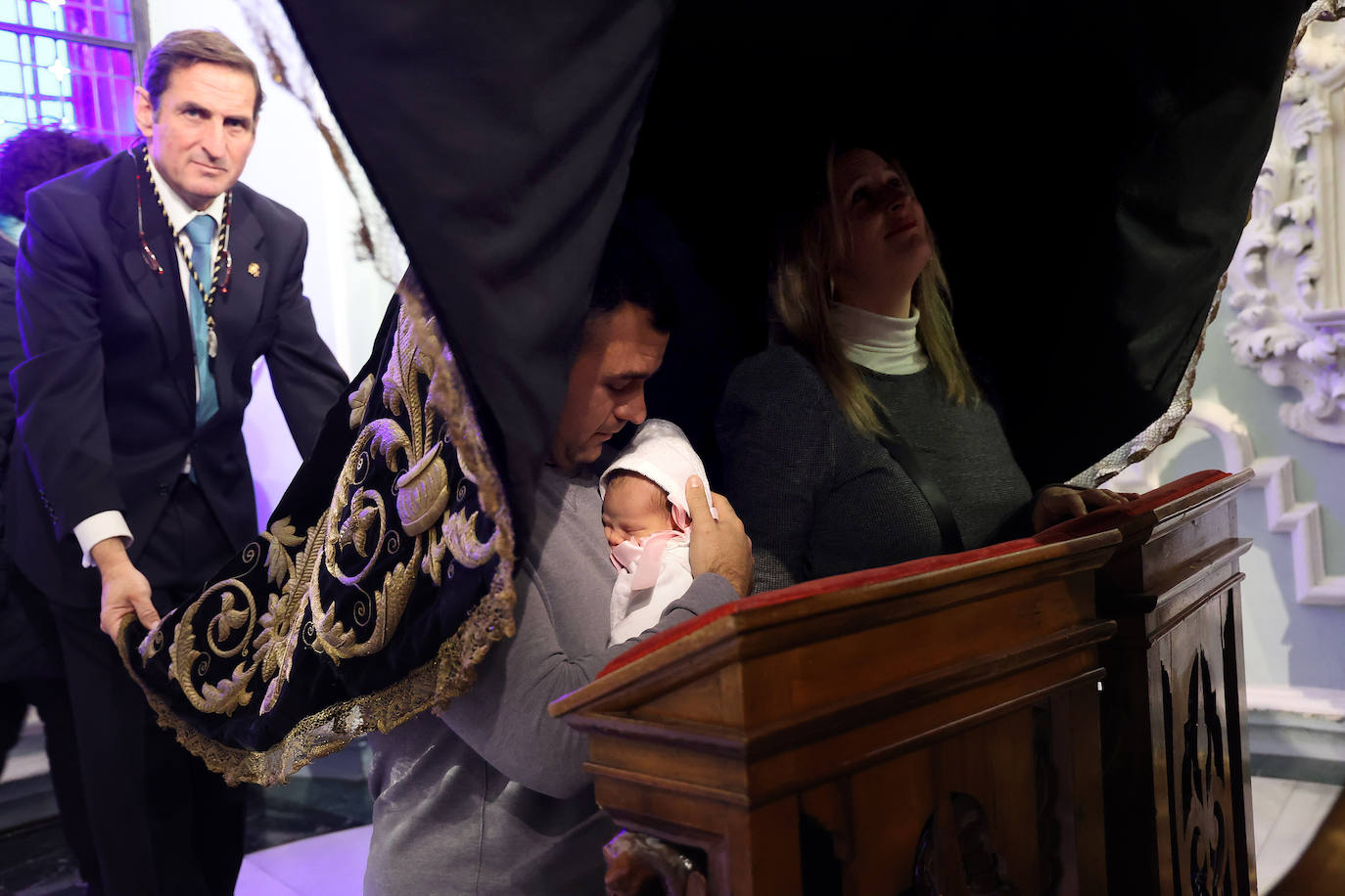 Los niños pasan bajo el manto de la Virgen de los Dolores de Córdoba, en imágenes