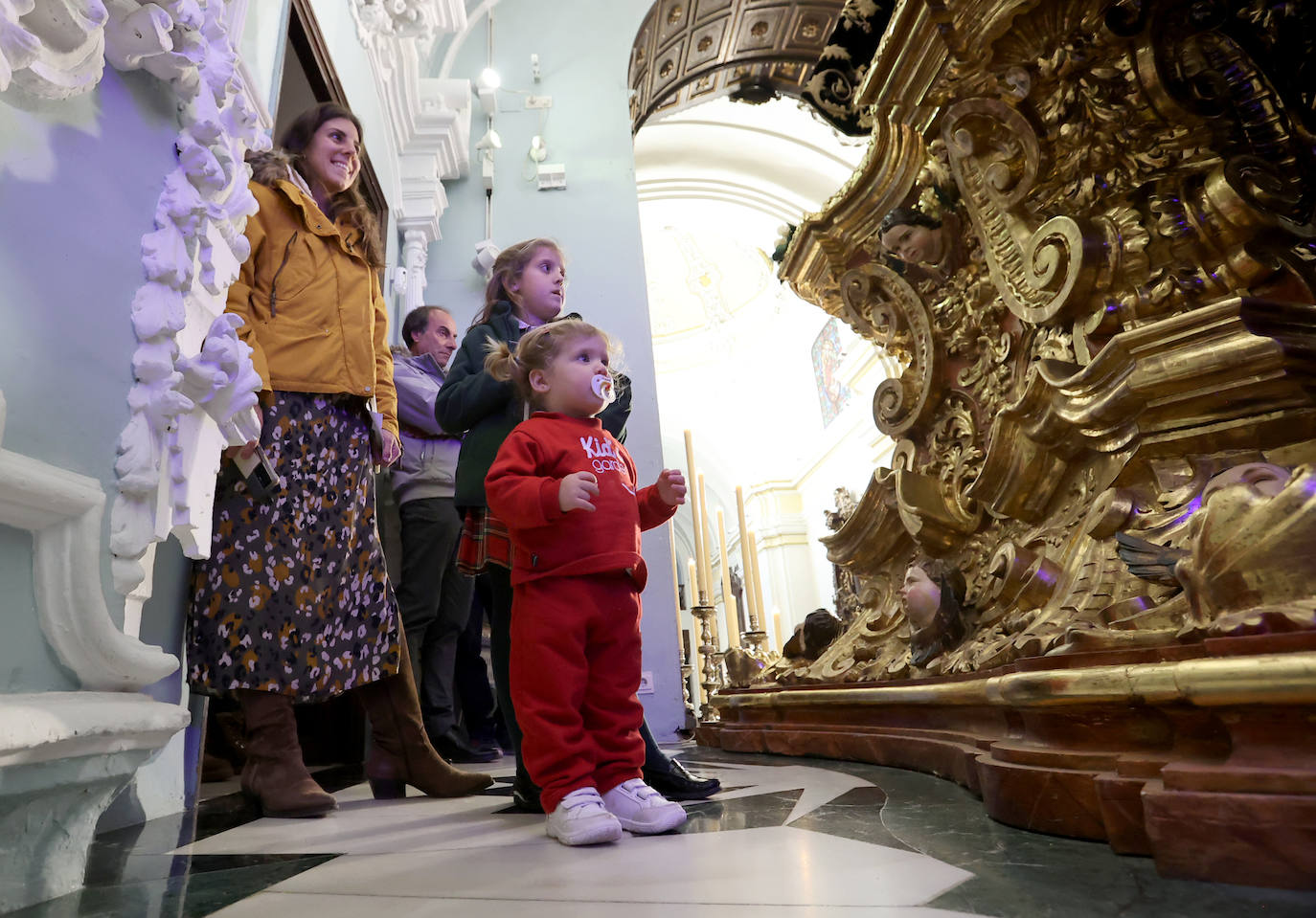 Los niños pasan bajo el manto de la Virgen de los Dolores de Córdoba, en imágenes