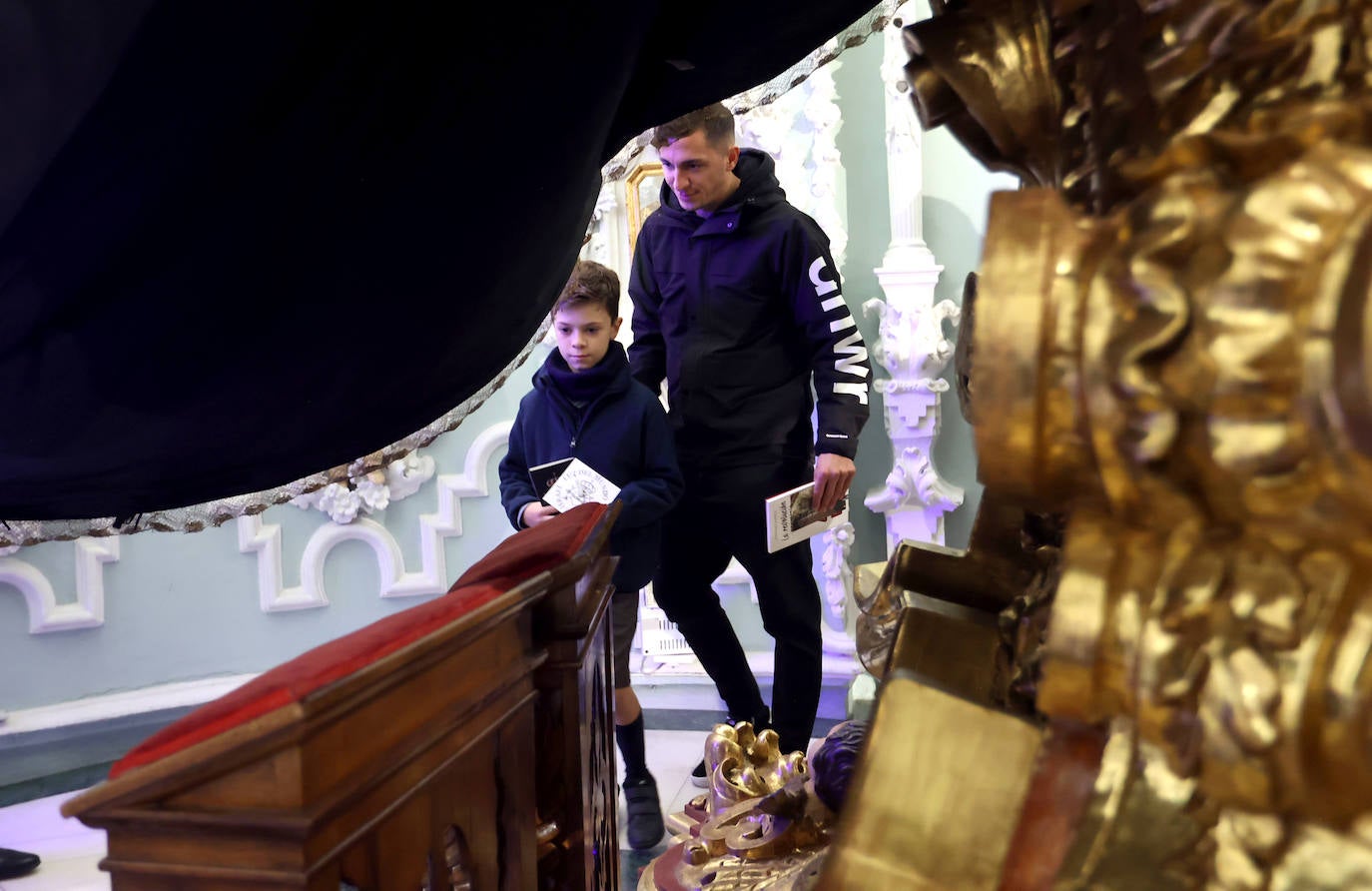 Los niños pasan bajo el manto de la Virgen de los Dolores de Córdoba, en imágenes
