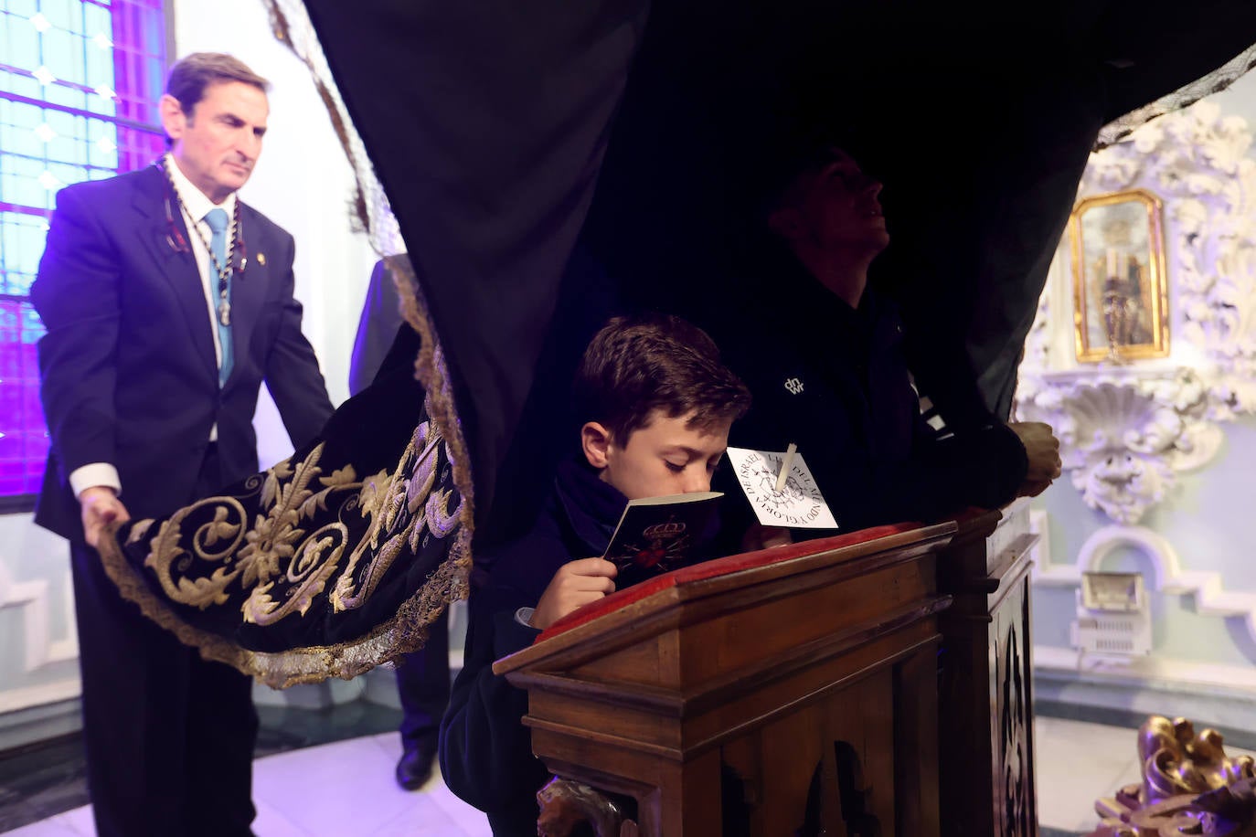 Los niños pasan bajo el manto de la Virgen de los Dolores de Córdoba, en imágenes