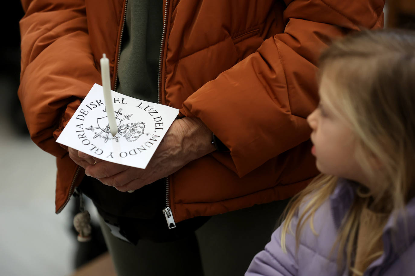 Los niños pasan bajo el manto de la Virgen de los Dolores de Córdoba, en imágenes