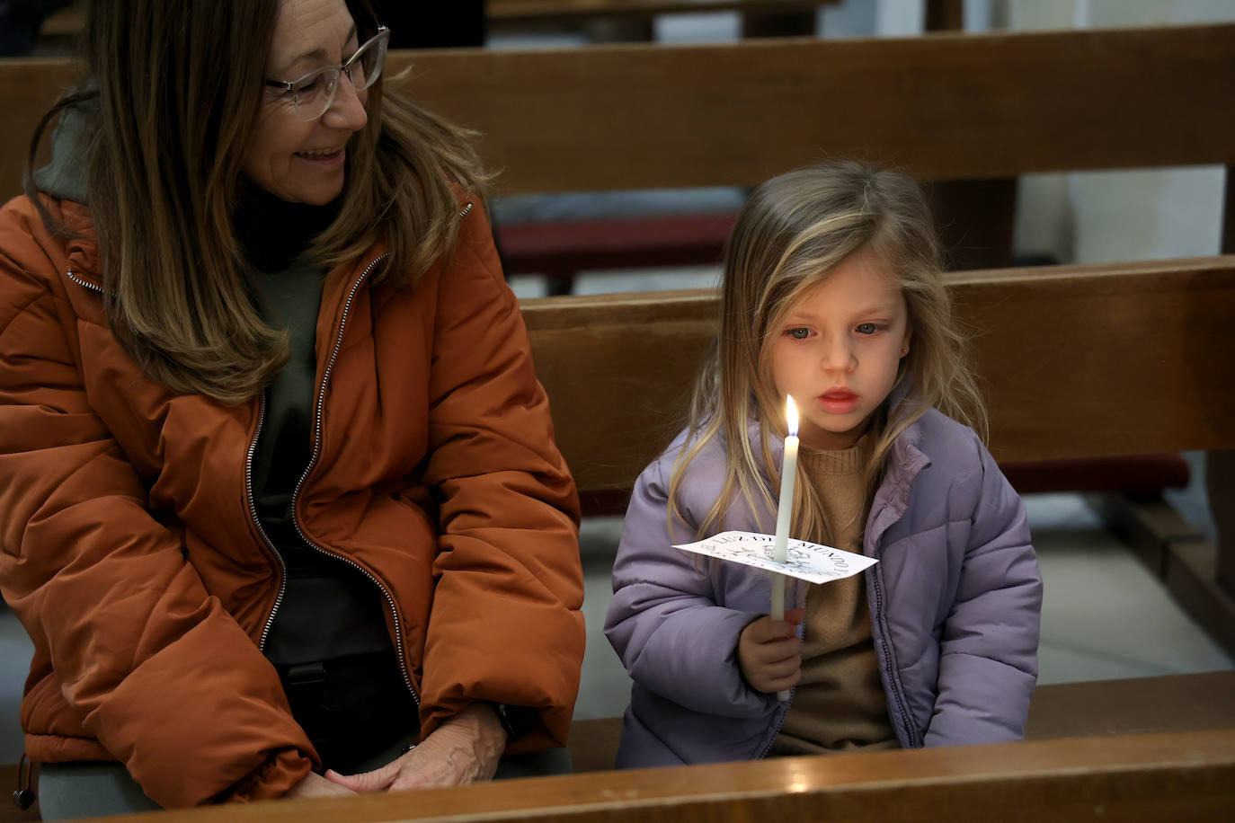 Los niños pasan bajo el manto de la Virgen de los Dolores de Córdoba, en imágenes