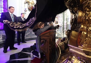 Los niños pasan bajo el manto de la Virgen de los Dolores de Córdoba, en imágenes