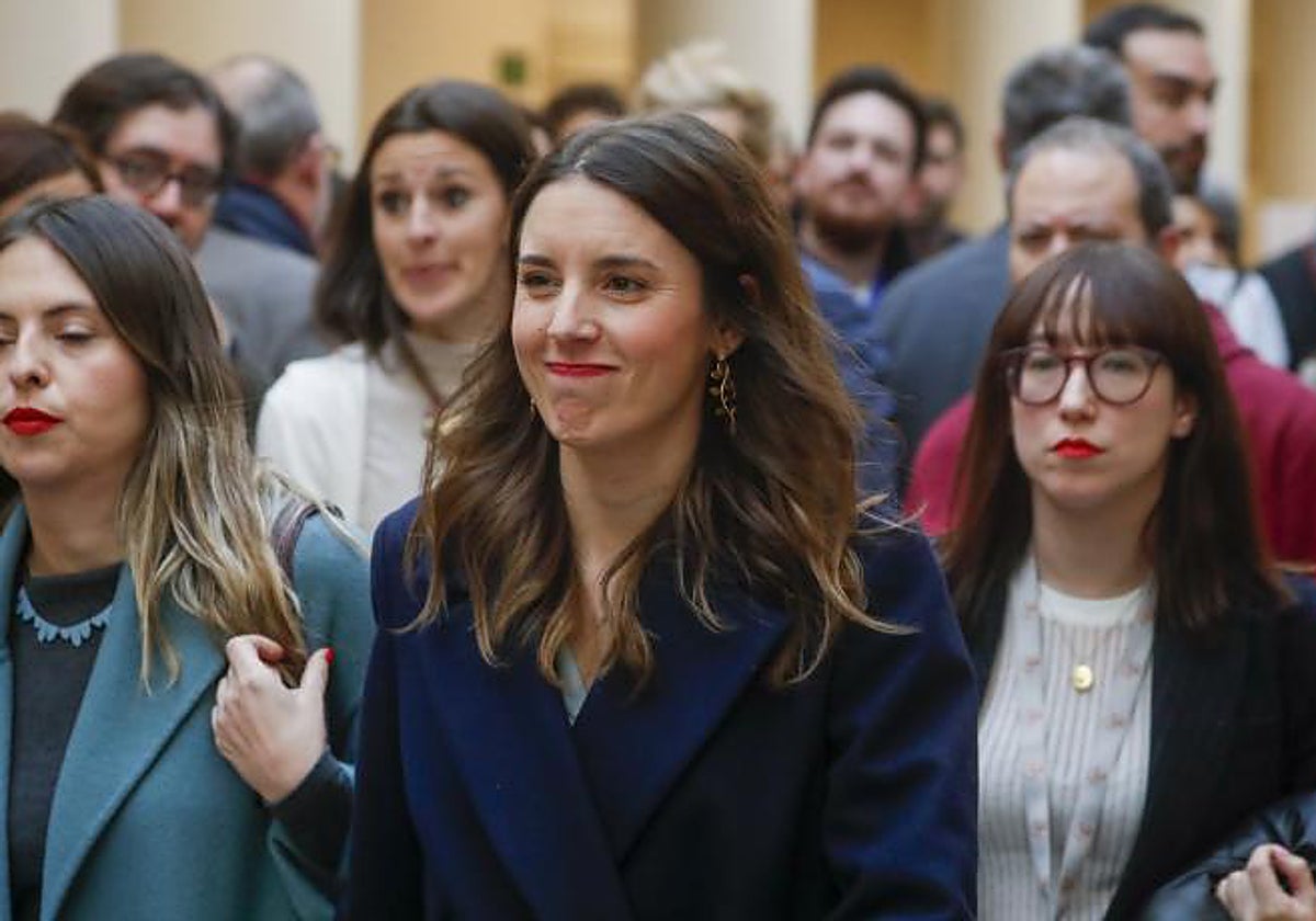 La ministra de Igualdad, Irene Montero, en los pasillos al Senado después