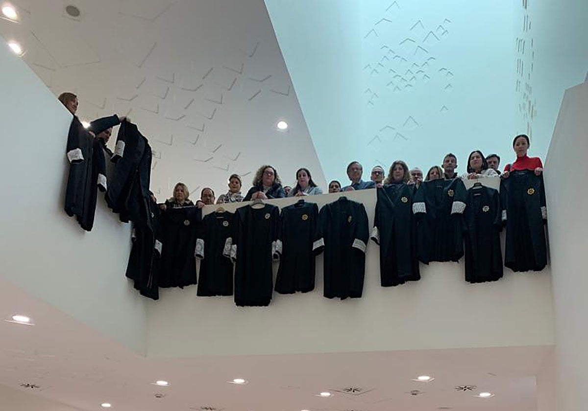 Los letrados cordobeses en la Ciudad de la Justicia este jueves con las batas colgadas