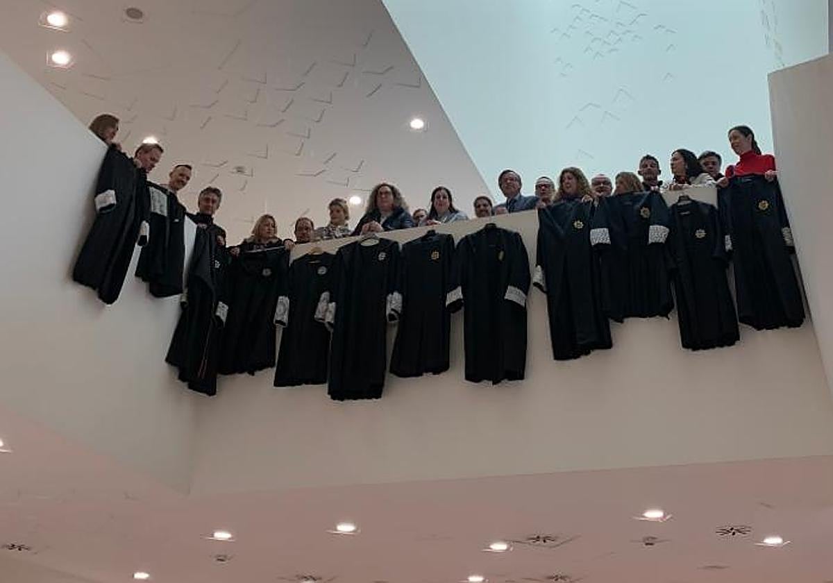 Secretarios judiciales en huelga «cuelgan las togas» durante su protesta en la Ciudad de la Justicia