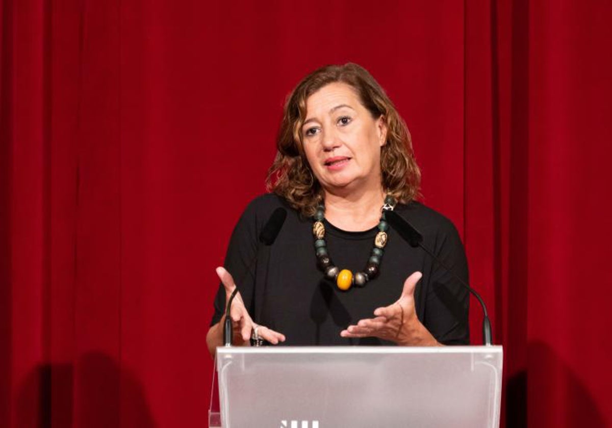 La presidenta de Baleares, Francina Armengol, comparece ante los medios de comunicación tras su encuentro con el presidente del Gobierno, Pedro Sánchez, en el Consolat de Mar, este martes, en Palma de Mallorca