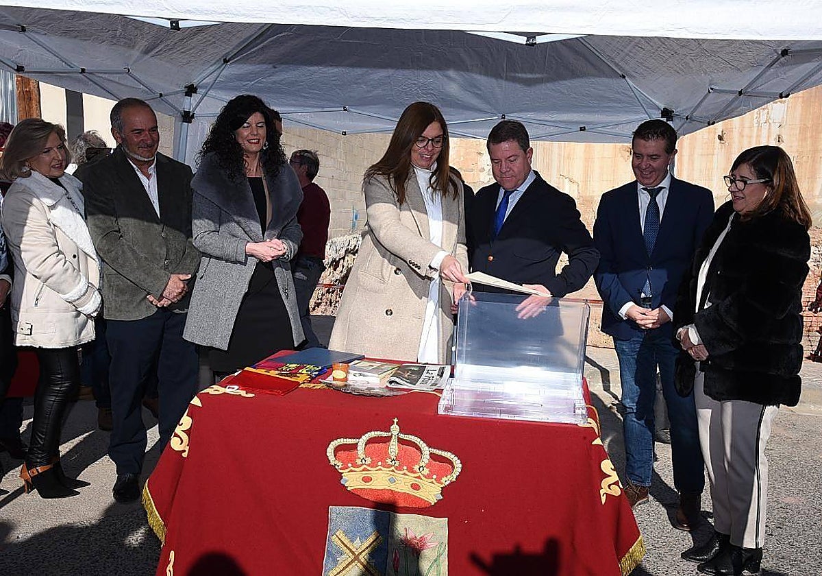 El presidente regional durante la colocación de la primera piedra del nuevo consultorio local