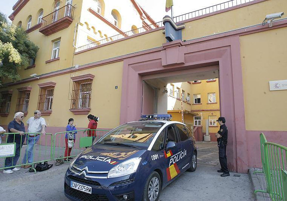 Un coche policial sale de la Comisaría de Campo Madre de Dios en una imagen de archivo