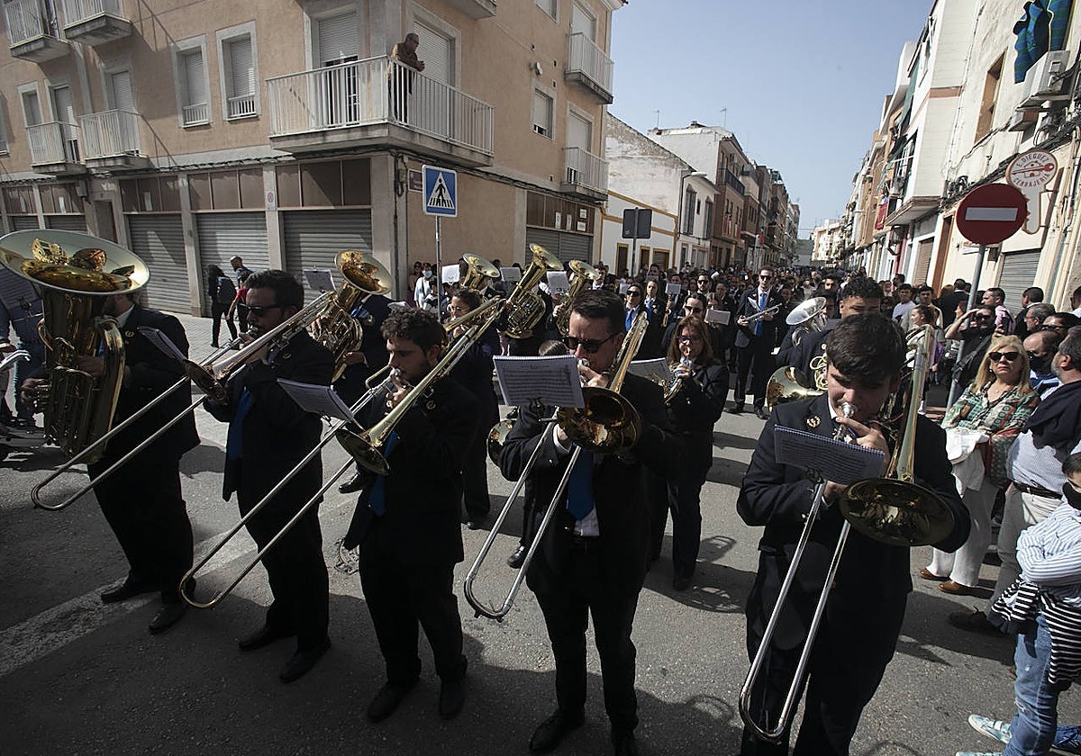 Músicos de la banda de la Estrella, en la procesión de la Soledad, en 2022