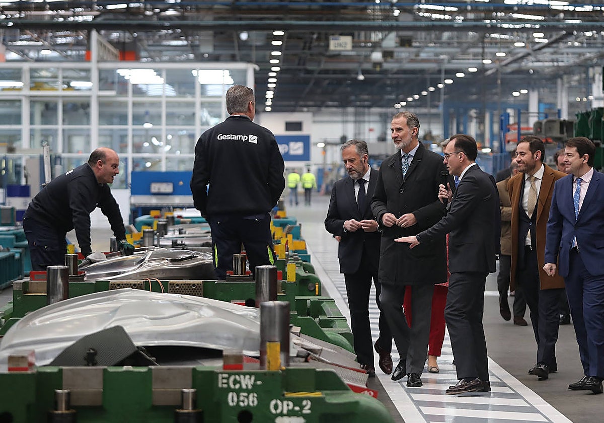 El rey Felipe VI durante su visita a la planta de Gestamp con motivo de su 25 aniversario