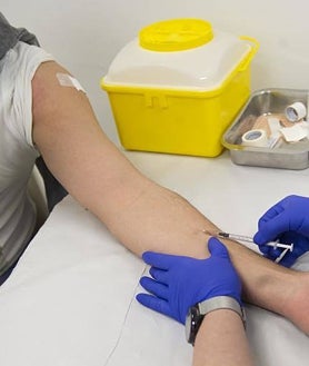 Imagen secundaria 2 - Arriba, una enfermera atiende a un usuario del Centro de Vacunación ayer. Abajo, izq., las responsables del centro y la subdirectora general de Prevención y Promoción de la salud. Dcha, una vacuna subcutánea.