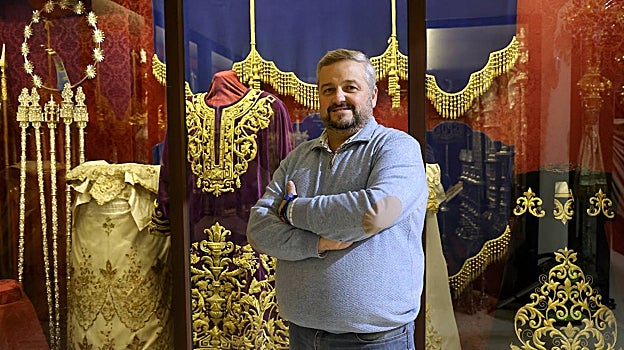 José María Ledo, ante enseres y ajuar de la hermandad