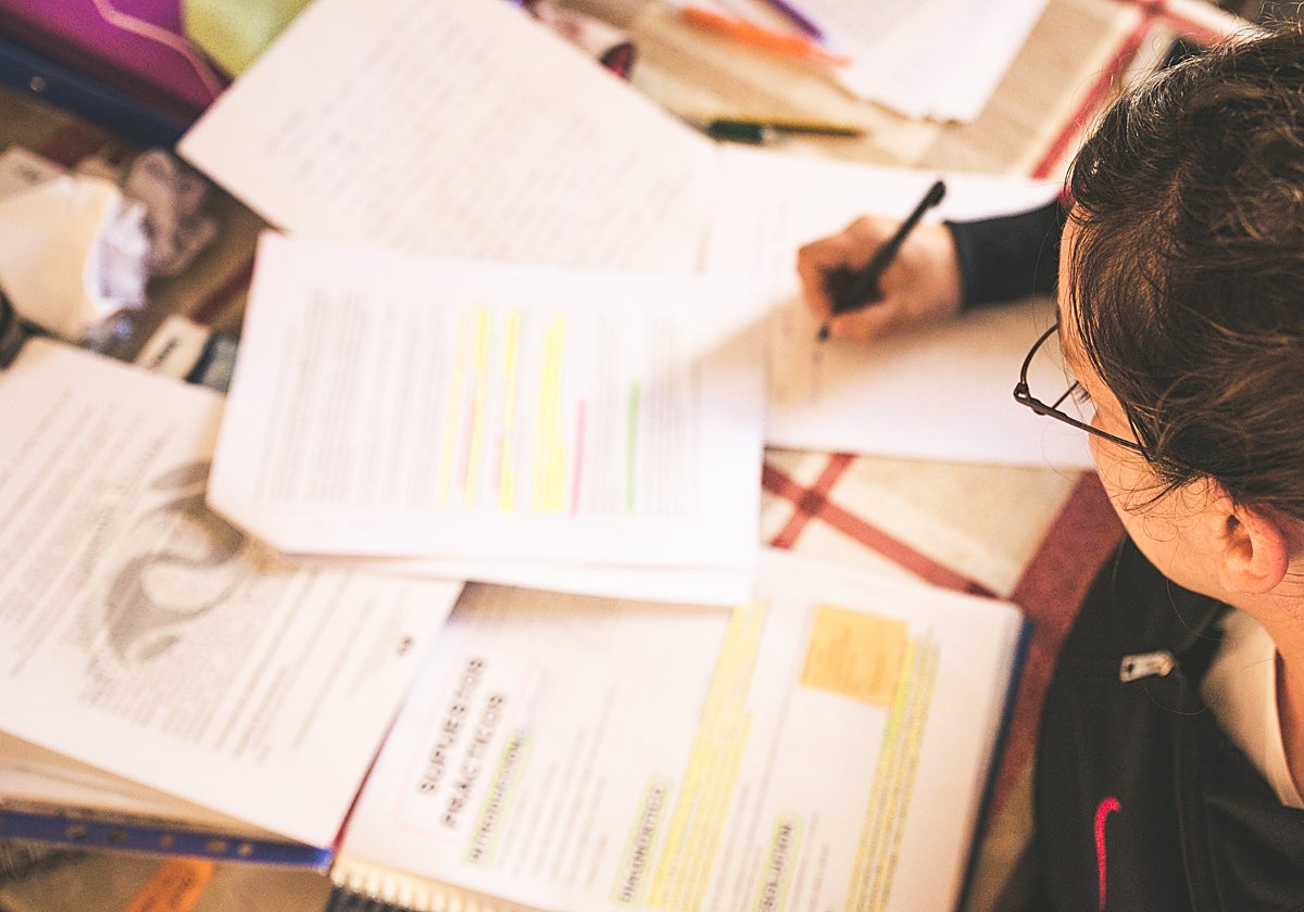 Fotografía de archivo de una mujer estudiando