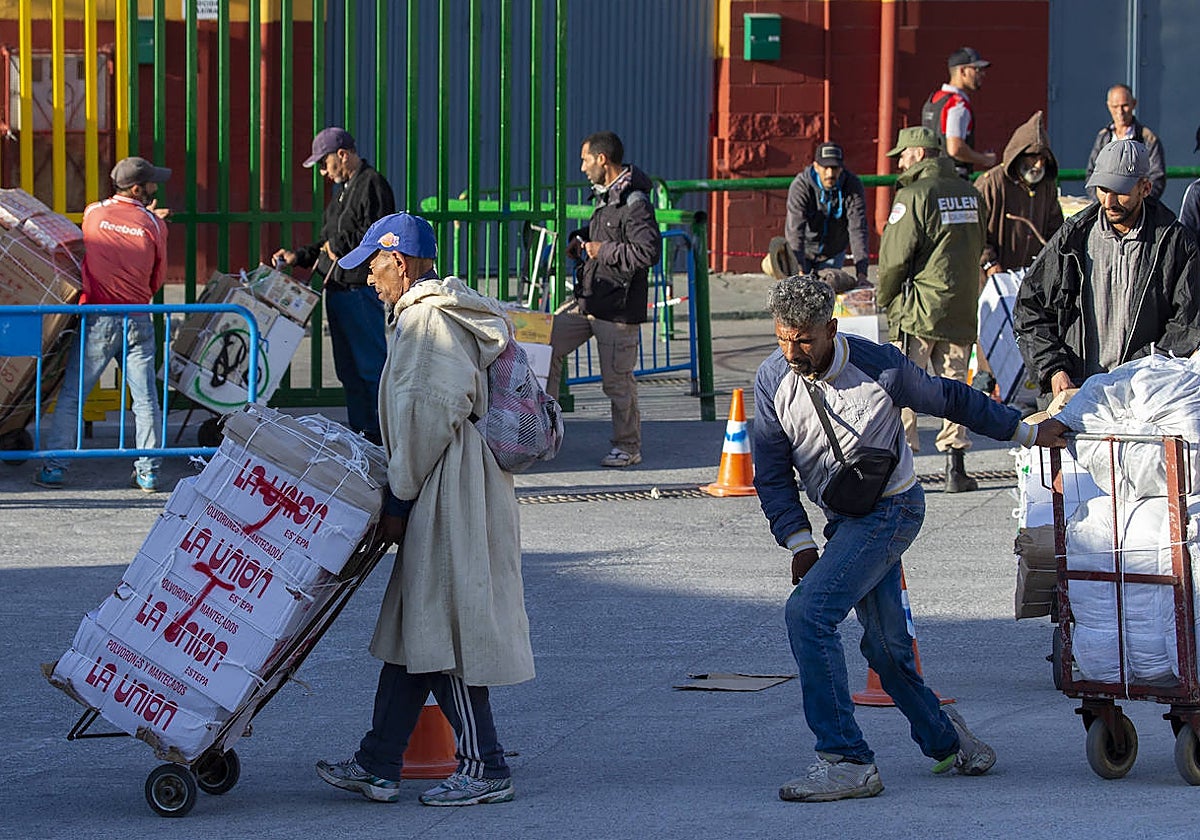 Porteadores de mercancías en el paso del Tarajal, en Ceuta