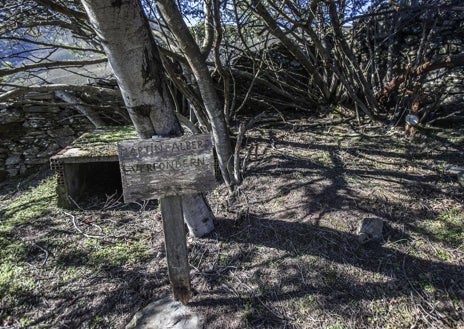 Imagen secundaria 1 - Sobre estas líneas, una vista de la aldea, en la que muere la única carretera de acceso a ella. Abajo, la tumba de Martin, a la entrada del pueblo, y una de las cabras que Margo cría con la iglesia de fondo