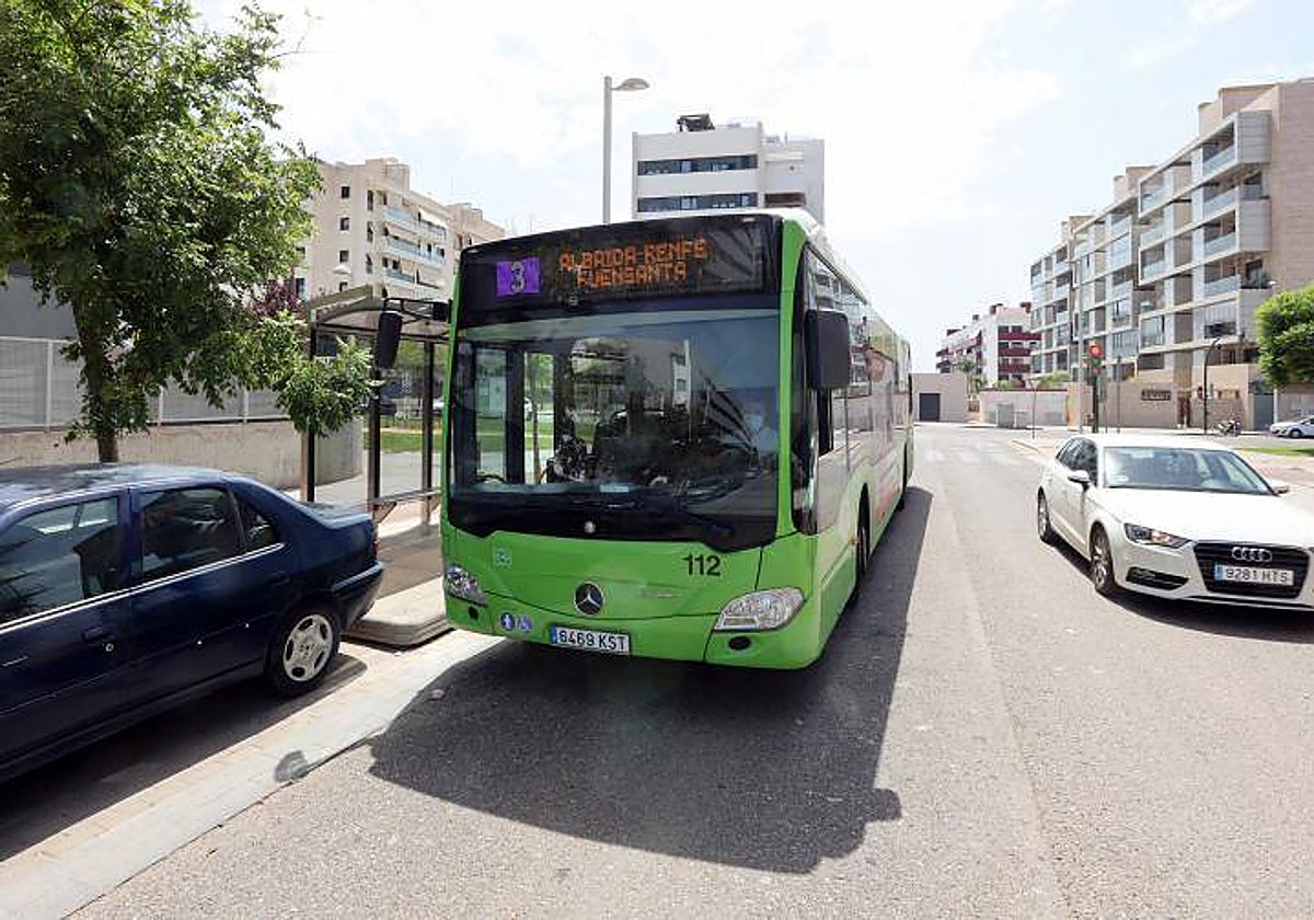 Un autobús de Aucorsa en la zona de Huerta de Santa Isabel en 2021