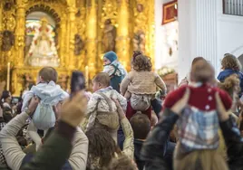 La Virgen del Rocío arropa a los niños en la Candelaria