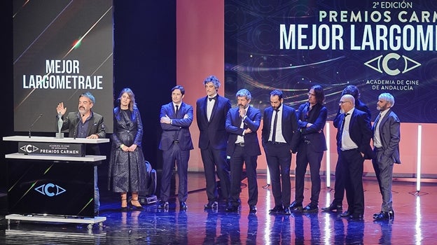 El equipo de 'Modelo 77' subió al escenario para recoger la estatuilla al Mejor Largometraje de Ficción.