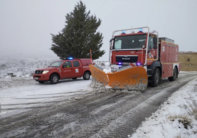 Rescatan a siete escolares en un autobús atrapado por la nieve en Castellón
