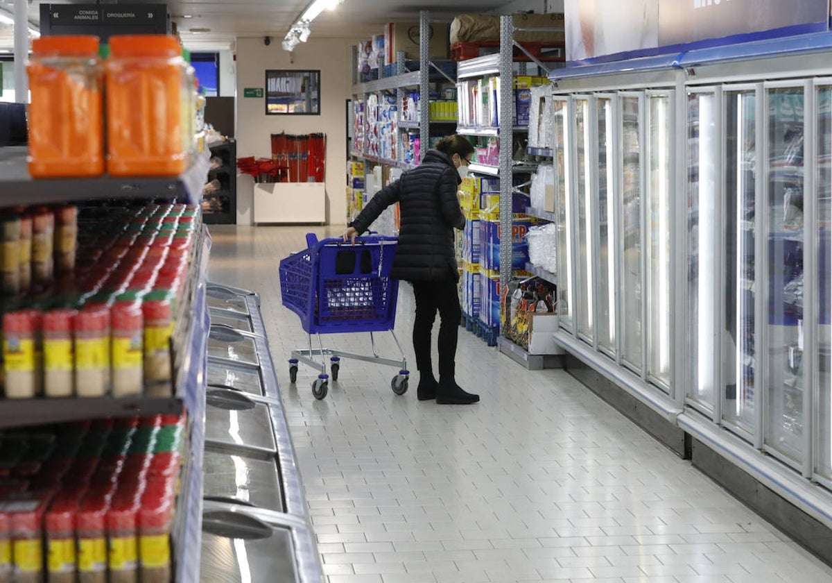 Una mujer comprando en un supermercado de Córdoba