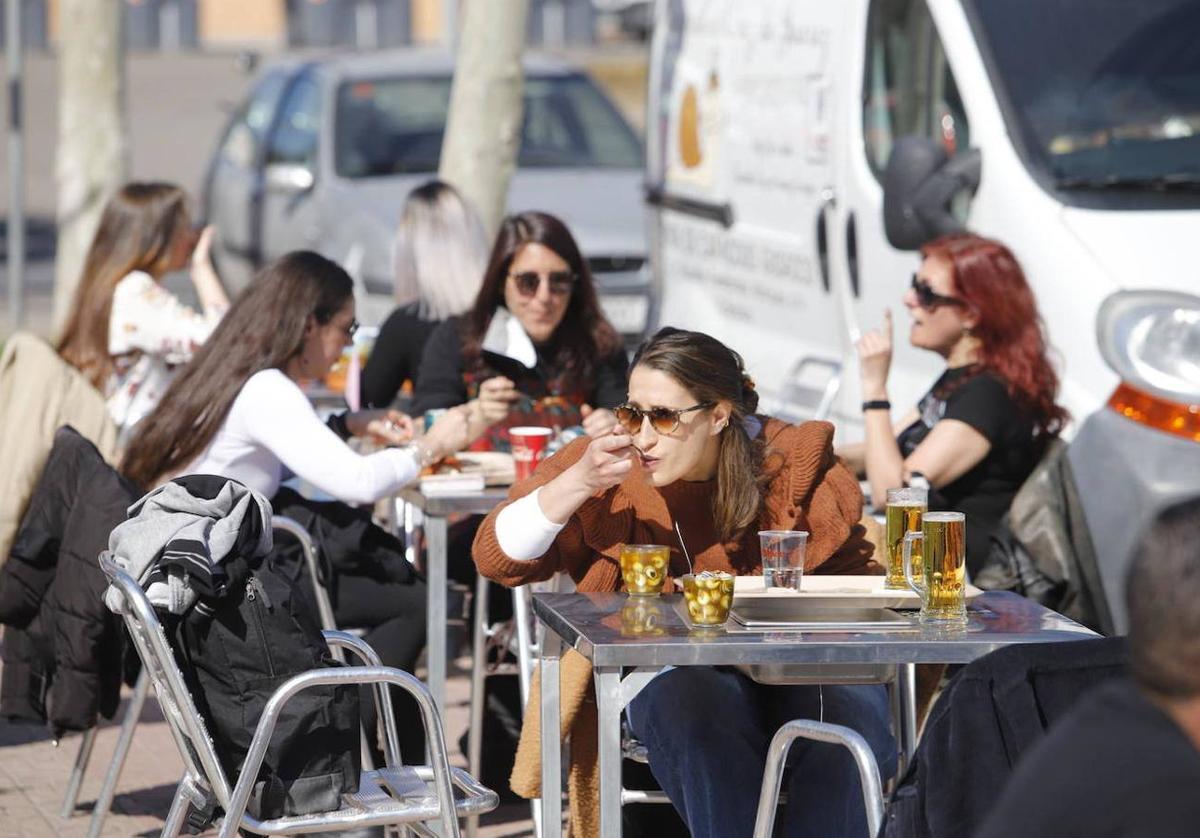 Una joven tomando una taza de caracoles en una imagen de archuivo
