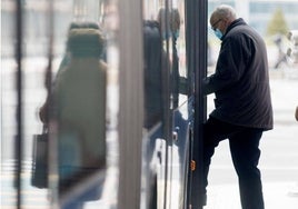 La Junta de Andalucía, en contra de que se retire desde este miércoles la mascarilla obligatoria en los transportes