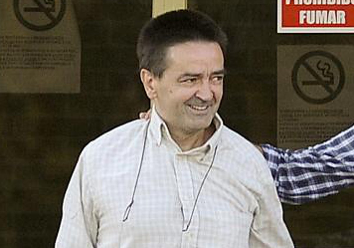 El exdirigente de ETA Ignacio de Gracia Arregi, aiias Iñaki de Rentería, en 2011 saliendo de la cárcel de Soto del Real