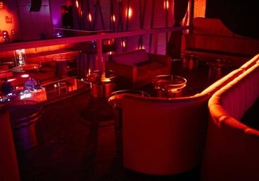 Una juez declara nulo el despido de una camarera que se negó a trabajar en sujetador, culotte y medias