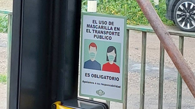 Pegatina en uno de los autobuses de Aucorsa recordando la obligatoriedad de llevar mascarilla