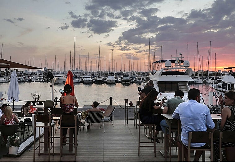 Adiós a la mascarilla en el transporte público pero prohibido fumar en las terrazas: la restricción por el coronavirus que sigue en la Comunidad Valenciana