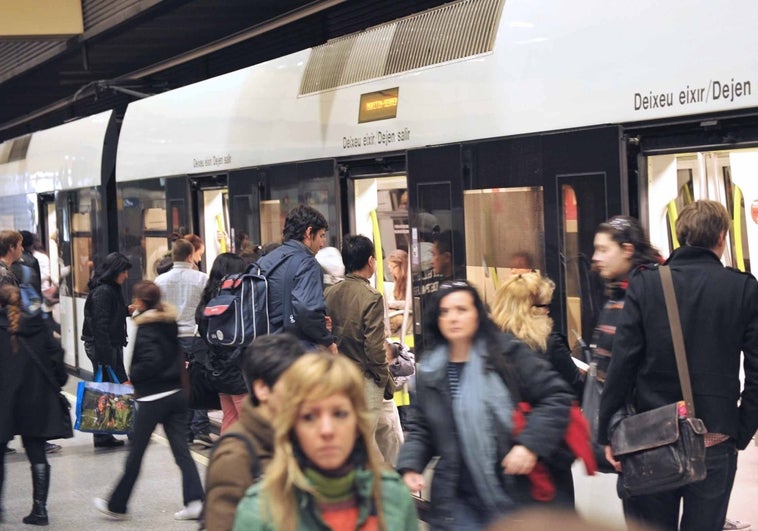 Así queda el uso de la mascarilla en los trenes de Metrovalencia y en los autobuses de la EMT a partir del 8 de febrero