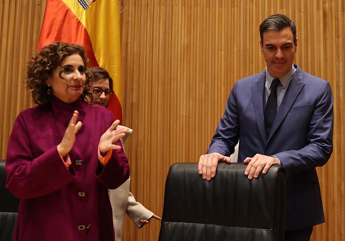 La ministra María Jesús Montero junto a Sánchez en la reunión del grupo socialista ayer en el Congreso