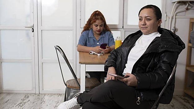 Maira y Karen (detrás), en la cocina del recurso municipal, este martes