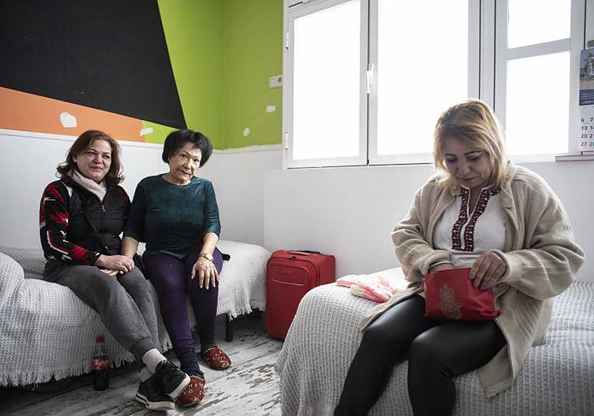 De izquierda a derecha, Paula, Ana María y Nayad, en la pensión municipal