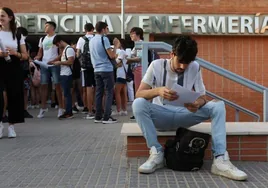 Las universidades de Andalucía piden aumentar un 10% las plazas en Medicina