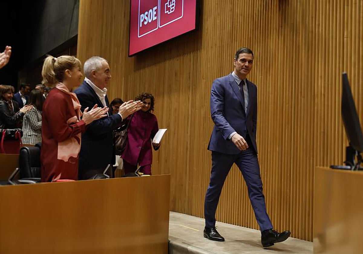 Pedro Sánchez a su llegada esta mañana a la reunión del grupo parlamentario socialista