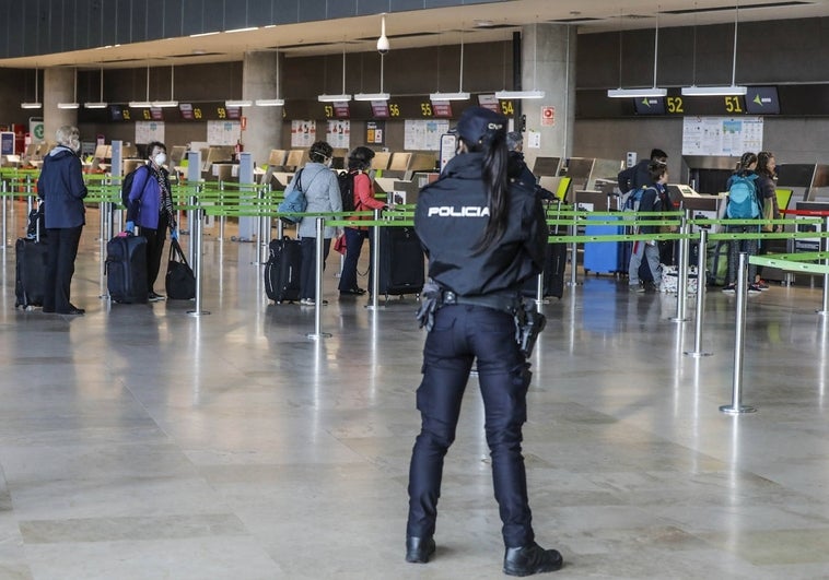 Roban una mochila con 20.000 euros a un turista en el aeropuerto de Valencia