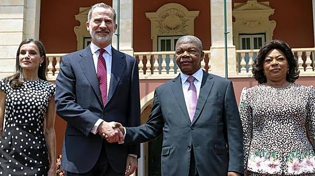 El Rey Felipe VI y la Reina Letizia junto al presidente de Angola, Joao Lourenco y su esposa Ana Dias Lourenco