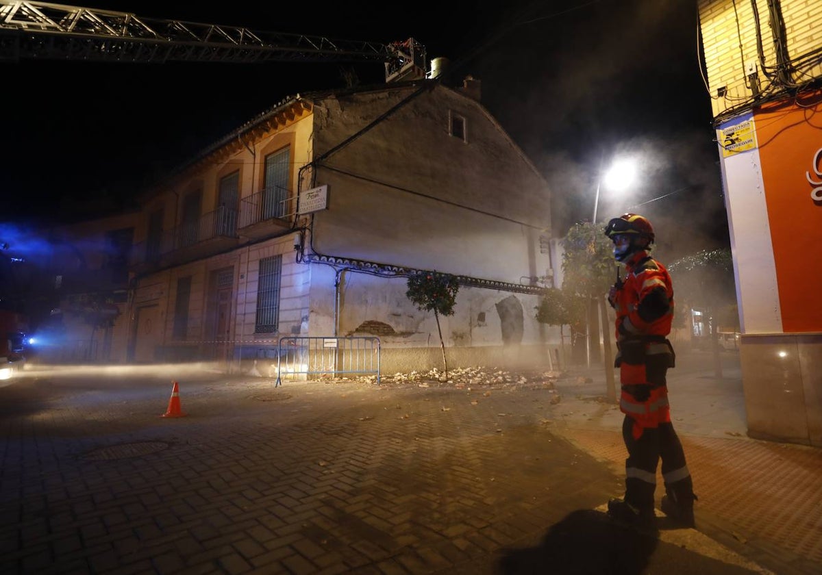 Los bomberos actúan en una casa afectada por un terremoto en Santa Fe (Granada) en 2021