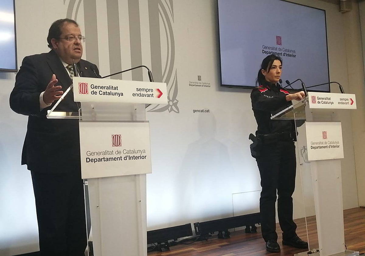 El conseller Elena y la inspectora Escudé durante la rueda de prensa