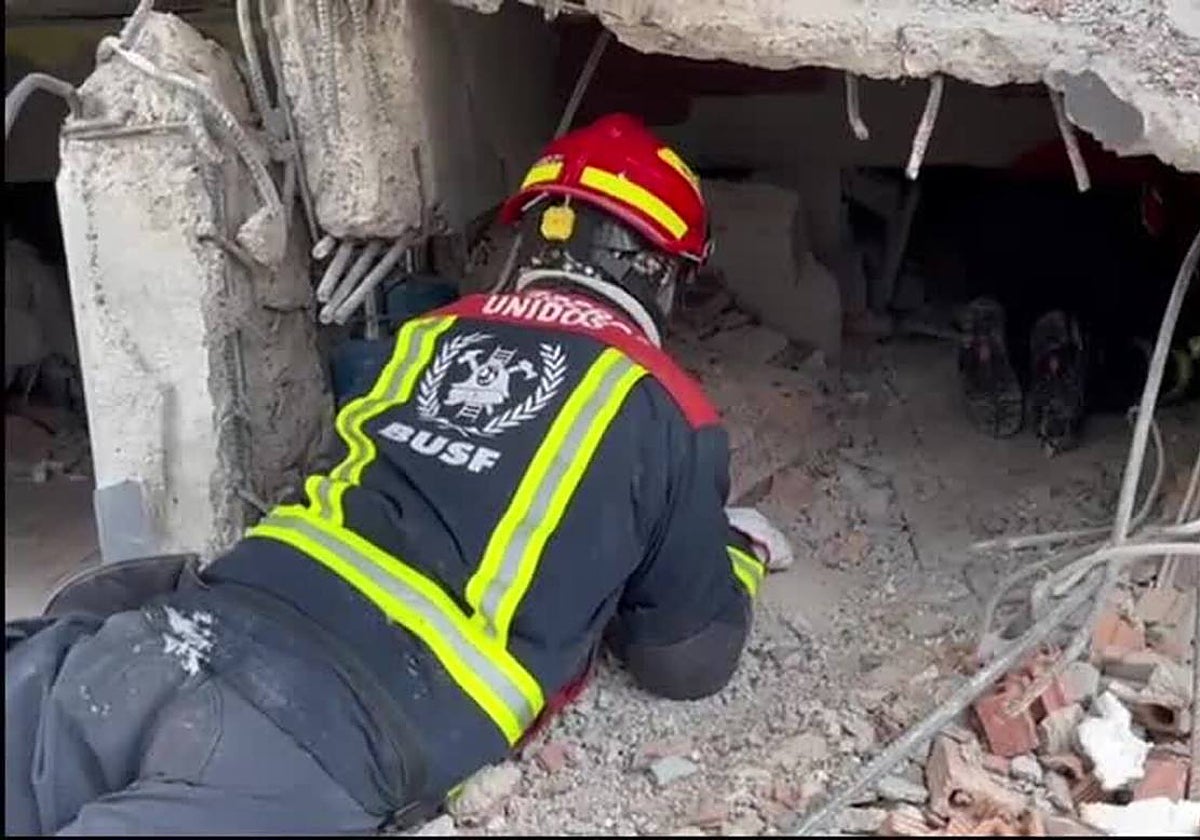 Los bomberos de Córdoba se introducen bajo los escombros para acceder hasta la niña localizada con vida; en vídeo, el momento en el que el perro encuentra a varias personas bajo un edificio derrumbado
