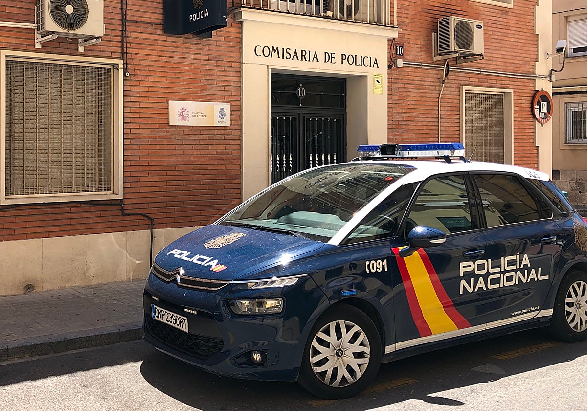 Un vehículo policial aparcado junto a la comisaría de Alcoy.