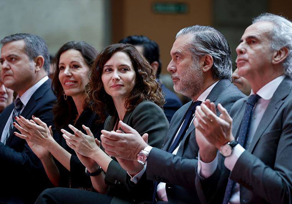 Isabel Díaz Ayuso, con Enrique López a la derecha