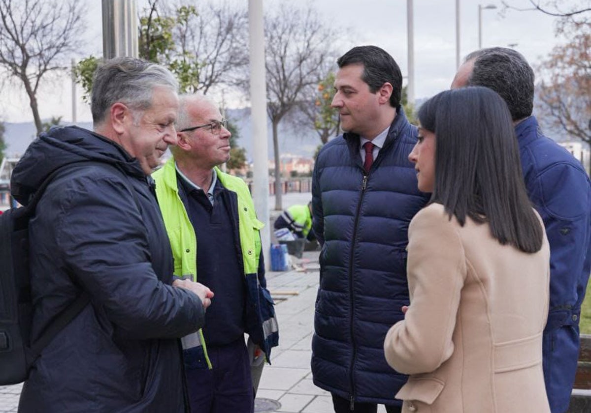 Fuentes junto al alcalde y otros concejales en el bulevar Hernán Ruiz de Córdoba